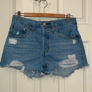 Levi’s Women’s 501 Light Wash Button Fly Distressed Jean Shorts Sz 29 No Tag‎